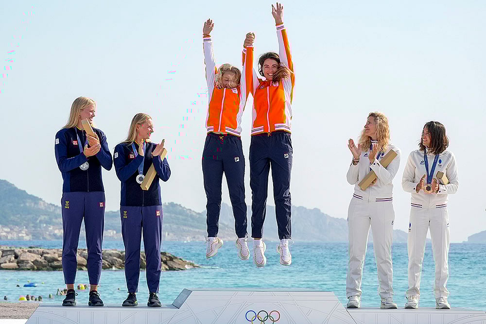 | Photo: AP/Jacquelyn Martin : 2024 Paris Summer Olympics Sailing women's skiff race medal ceremony